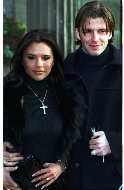 El 24 de enero de 1998, Victoria Adams y David Beckham anunciaban su compromiso. La pareja se había conocido un año antes después de que la cantante de las Spice Girls acudiera a ver un partido del Manchester United.