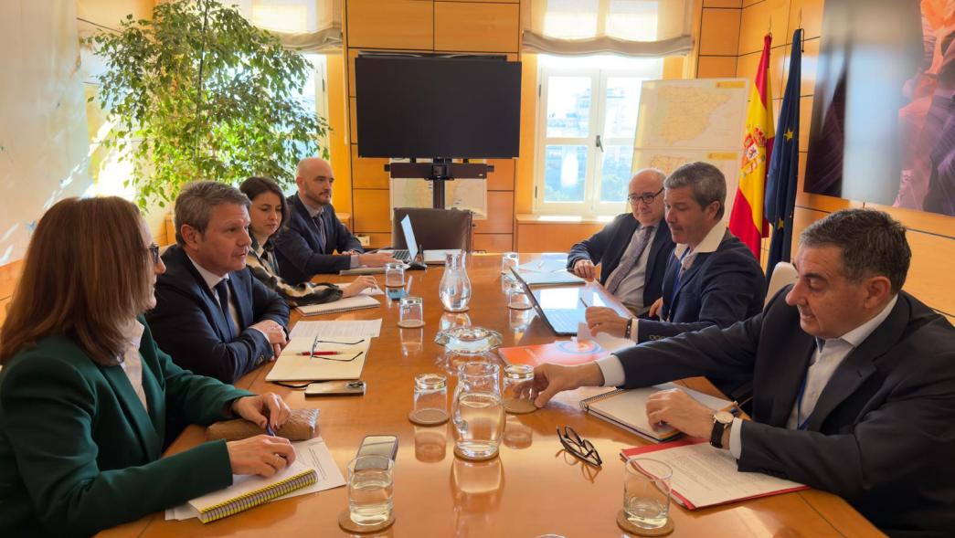 El secretario de Estado de Transportes, José Antonio Santano (segundo por la izquierda), frente a los representante del Comité Nacional del Transporte por Carretera (CNTC), en la reunión celebrada esta mañana en Madrid.