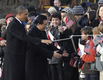 Hu Jintao y Barack Obama saludan al pública.