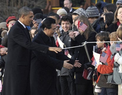 Hu Jintao y Barack Obama saludan al pública.