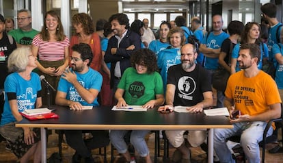 Entitats veïnals i representants de Barcelona en Comú, el PSC i ERC abans de l'aprovació de la modificació del PGM.