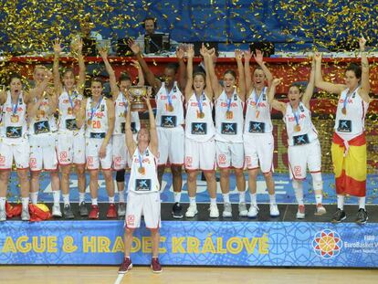 Las jugadoras españolas celebran el oro