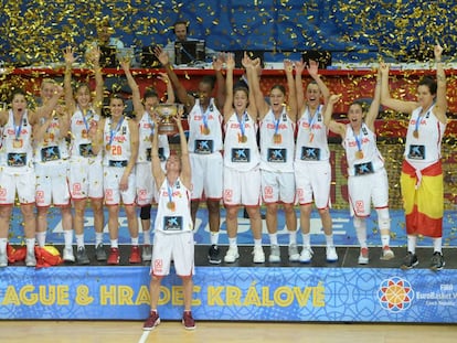 Las jugadoras españolas celebran el oro