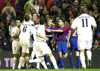 Los jugadores del Madrid y del Barcelona se enzarzan en una pelea en un momento del partido.