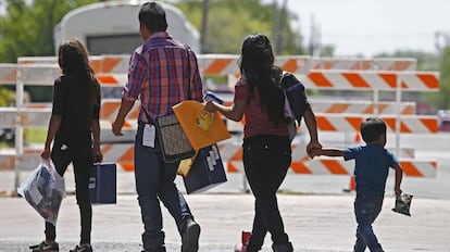 Famílias de imigrantes ilegais em McAllen, Texas, na terça-feira.