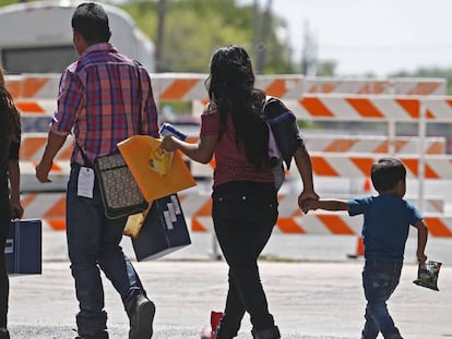 Famílias de imigrantes ilegais em McAllen, Texas, na terça-feira.