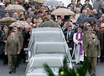 Centenares de personas acompañan al féretro con los restos mortales de Idoia Rodríguez en su traslado al pabellón polideportivo de Friol, donde se celebró el funeral por la soldado.