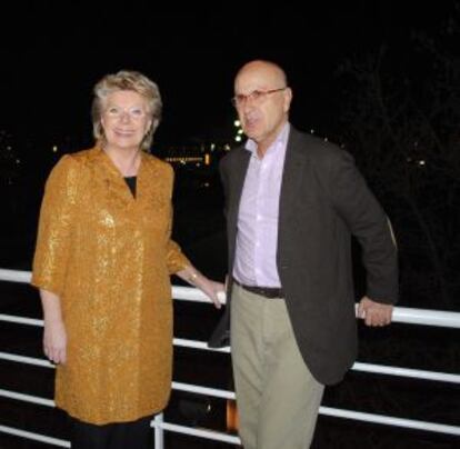 Fotografía facilitada por Unió de su secretario general, Josep Antoni Duran Lleida, junto a la vicepresidenta de la Unión Europea, Viviane Reding, antes de la cena que mantuvieron anoche en Barcelona.