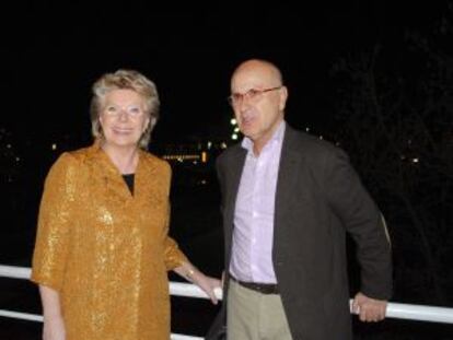 Fotografía facilitada por Unió de su secretario general, Josep Antoni Duran Lleida, junto a la vicepresidenta de la Unión Europea, Viviane Reding, antes de la cena que mantuvieron anoche en Barcelona.