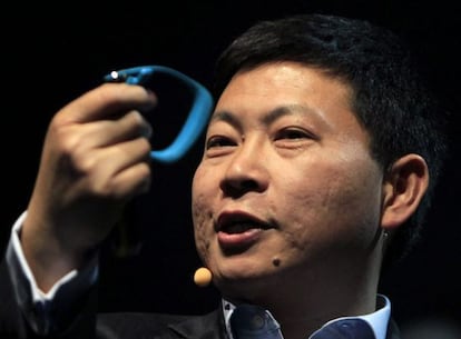 El consejero delegado de Huawey, Richard Yu, ense&ntilde;a la pulsera inteligente TalkBand B1 en la v&iacute;spera del MWC en Barcelona.