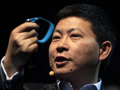 El consejero delegado de Huawey, Richard Yu, ense&ntilde;a la pulsera inteligente TalkBand B1 en la v&iacute;spera del MWC en Barcelona.