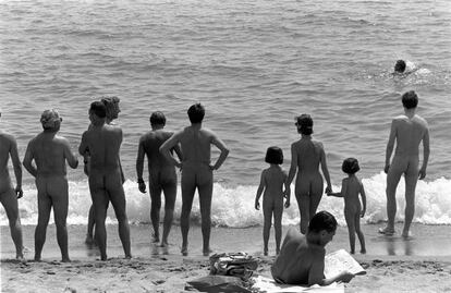 Imagen de la playa nudista de Badalona en 1996.