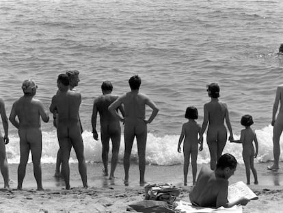 Imagen de la playa nudista de Badalona en 1996.