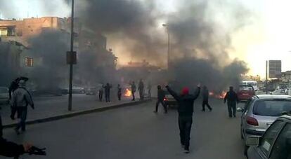 Imagen tomada de un v&iacute;deo de YouTube de una de las m&uacute;ltiples manifestaciones contra el r&eacute;gimen, en Jobar ( Siria).