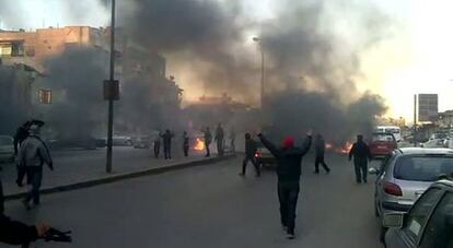 Imagen tomada de un vídeo de YouTube de una de las múltiples manifestaciones contra el régimen, en Jobar ( Siria).
