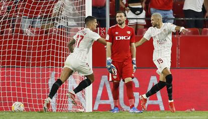 Lamela felicita a En-Nesyri por su pase tras hacer su segundo gol ante el Rayo.