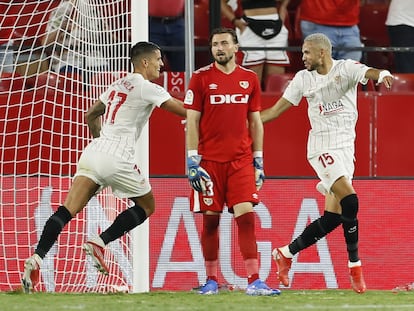 Lamela felicita a En-Nesyri por su pase tras hacer su segundo gol ante el Rayo.