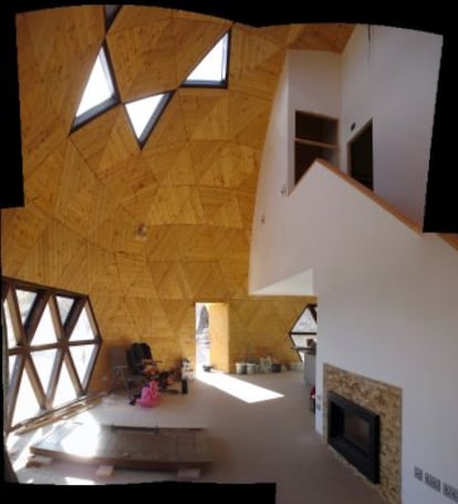 The interior of the dome home in Yecla, Murcia.