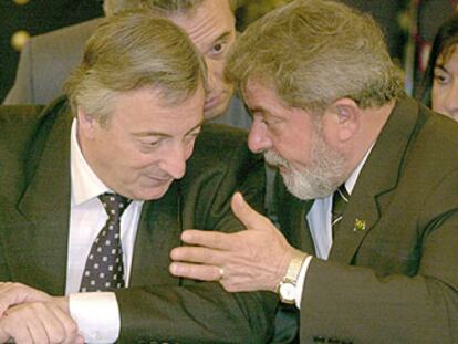 Néstor Kirchner (izquierda) conversa con Lula da Silva, ayer en Buenos Aires.