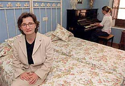 María Luisa Guerrero con su hija Cristina al piano, en el hotel Amadeus de Sevilla.