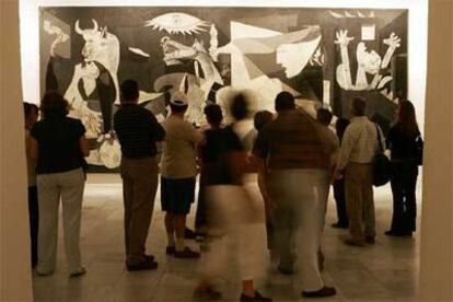 Visitantes del Centro de Arte Reina Sofía, ayer por la tarde ante el <i>Guernica.</i>