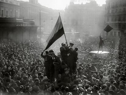 Proclamación de la Segunda República en la Puerta del Sol, en Madrid, el 14 de abril de 1931.