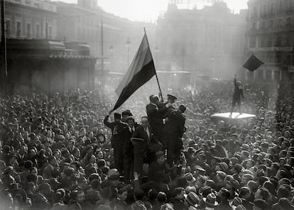 Proclamación de la Segunda República en la Puerta del Sol, en Madrid, el 14 de abril de 1931.