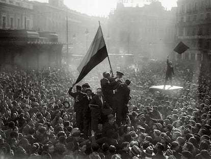 Proclamación de la Segunda República en la Puerta del Sol, en Madrid, el 14 de abril de 1931.