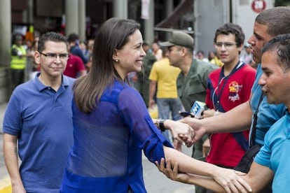 María Corina Machado saúda seus simpatizantes.