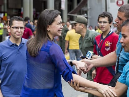 María Corina Machado saúda seus simpatizantes.