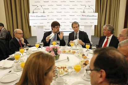 Íñigo de la Serna, junto al director de Cinco Días, Ricardo de Querol, y los patrocinadores del Foro, Raimón Miret (managing director de Accenture) y Francisco Vallejo (presidente del consejo consultivo del Sabadell Urquijo).