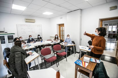 Clases de español para refugiados ucranios en la academia de idiomas Eureka de Madrid.