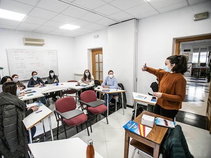 Clases de español para refugiados ucranios en la academia de idiomas Eureka de Madrid.