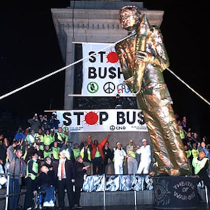 Manifestantes derriban una estatua de Bush, ayer en Londres.