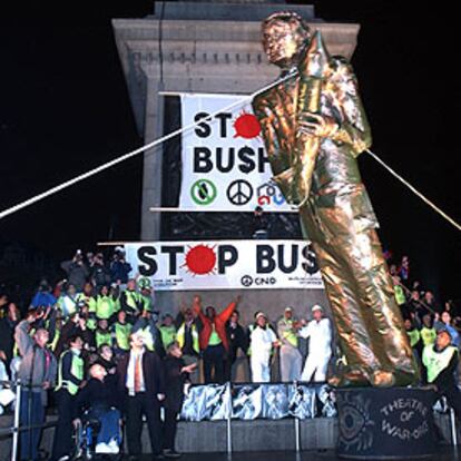 Manifestantes derriban una estatua de Bush, ayer en Londres.