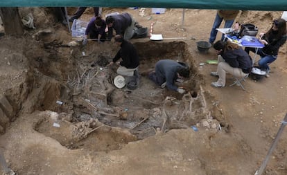 Trabajos de exhumación de los cadáveres en El Carmen en mayo de 2016.