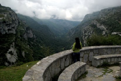 El mirador ubicado en los Collados del Asón (carretera CA-265) regala una amplia panorámica de este valle cántabro, por el que discurre tan saltarín cauce