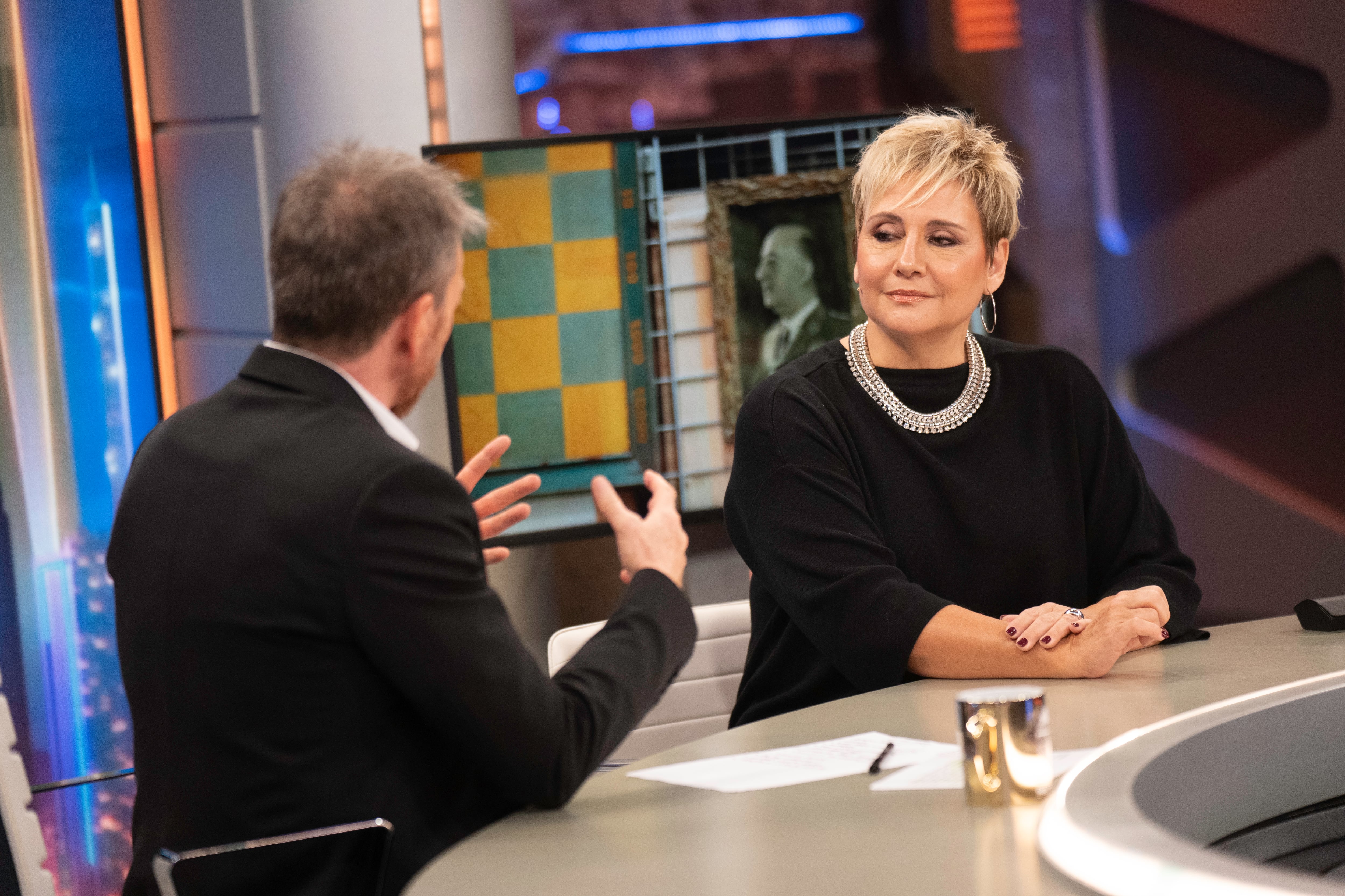 Glòria Serra celebra 15 anni come voce del programma “Equipo de investigación” su “El hormiguero”