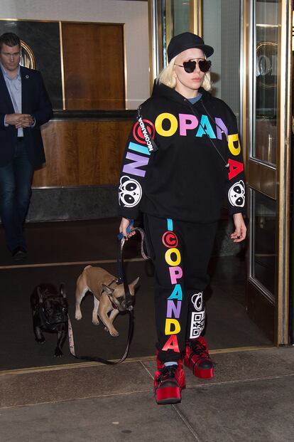 Lady Gaga pasea por Nueva York junto a sus perros en febrero de 2016