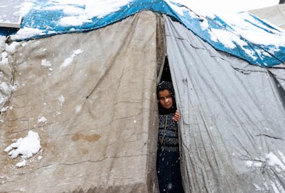 Refugiados sirios en la frontera con Turquía, este domingo. 
