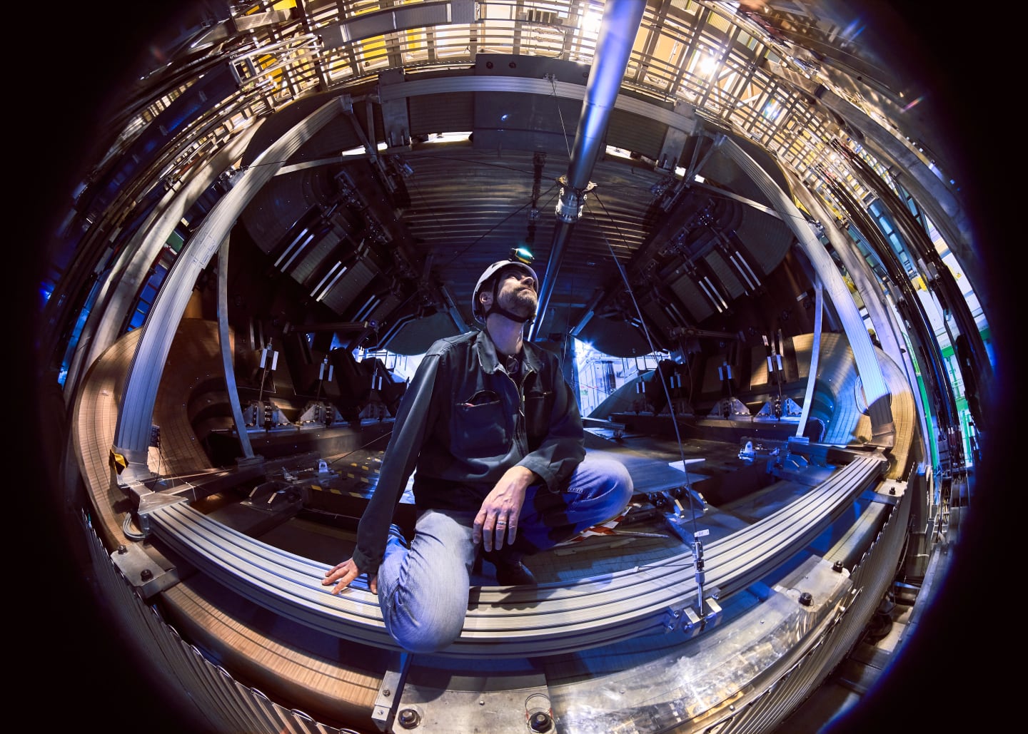 Un operario revisa las instalaciones del experimento LHCb en 2018.