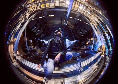 Un operario revisa las instalaciones del experimento LHCb en 2018
