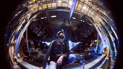 Un operario revisa las instalaciones del experimento LHCb en 2018.