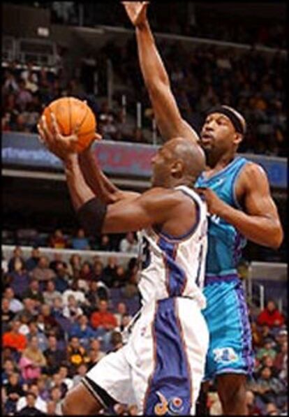 Michael Jordan, en una penetración a canasta durante el partido frente a los Hornets