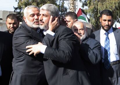 Haniye besa a Meshal a su llegada al paso de Rafah.