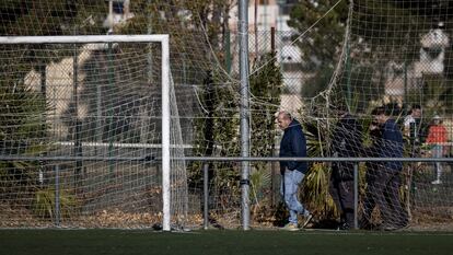 Redes rotas en el campo de futbol de las instalaciones deportivas Vall d'Hebron-Teixonera.