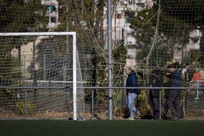 Redes rotas en el campo de futbol de las instalaciones deportivas Vall d'Hebron-Teixonera.