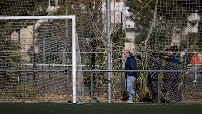 Redes rotas en el campo de futbol de las instalaciones deportivas Vall d'Hebron-Teixonera.