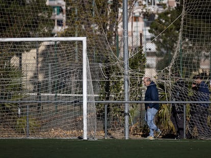 Redes rotas en el campo de futbol de las instalaciones deportivas Vall d'Hebron-Teixonera.
