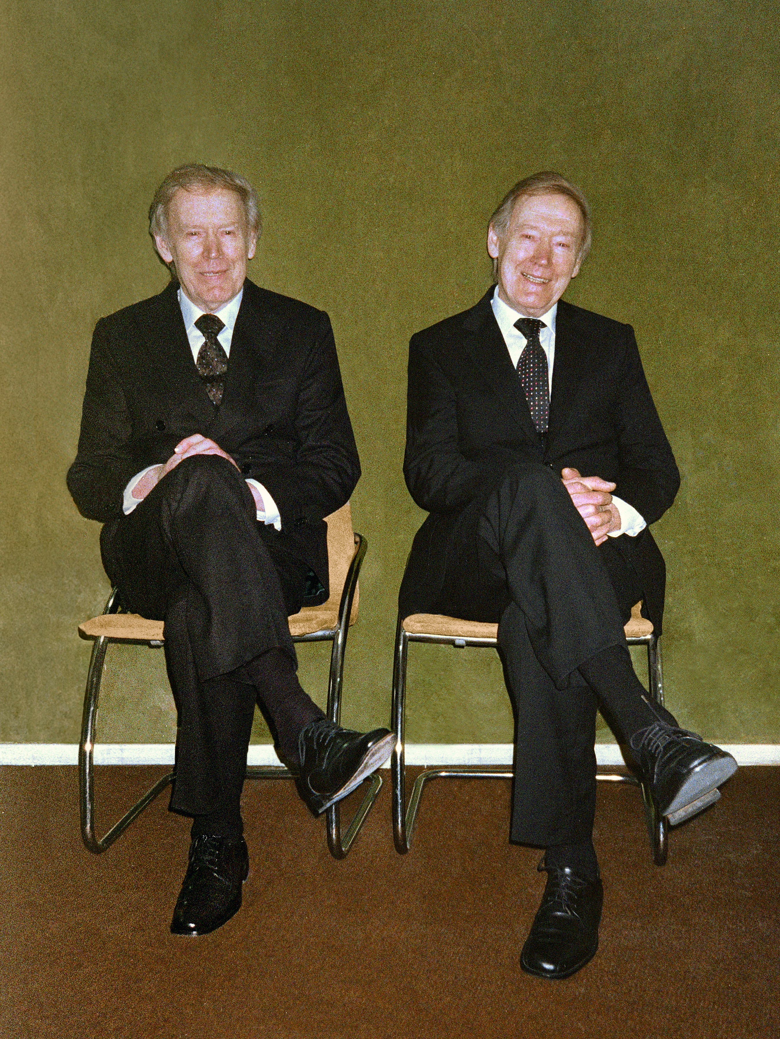 Dos gemelos de 77 años, los últimos sastres rurales de Asturias: “De cuando empezamos a ahora el cambio no es tan grande. La moda ‘ye’ una rueda”